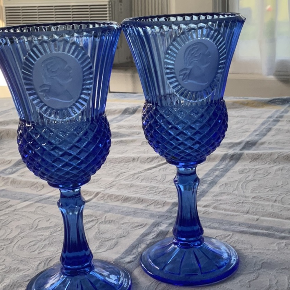 🇺🇸Vintage Avon. 2 Cobalt blue Fostoria Glass goblets